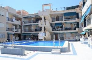 Bazén v ubytování Naufragos Beach Apartment nebo v jeho okolí