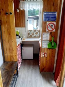 małą kuchnię ze zlewem i oknem w obiekcie Talblick 1 - Ihr Zuhause : das Ferienhaus mitten im idyllischen Tal w mieście Bad Bibra