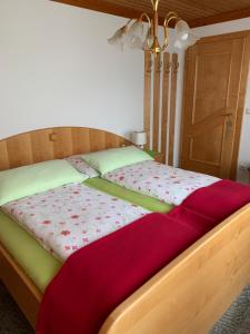 Letto o letti in una camera di Biobergbauernhof Bergzeit Apartment in Goldegg
