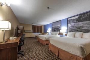 Super 8 by Wyndham Kamloops On The Hill客房内的一张或多张床位