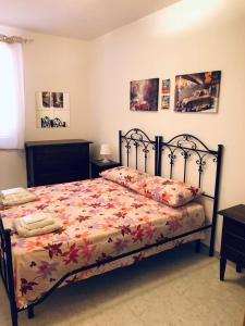 une chambre avec un lit avec un couvre-lit fleuri dans l'établissement Attico Giusy, à Balestrate