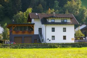 uma casa branca com um telhado castanho em Imsterberger Auszeit em Imsterberg