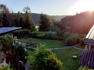 widok na ogród ze słońcem w tle w obiekcie Talblick 1 - Ihr Zuhause : das Ferienhaus mitten im idyllischen Tal w mieście Bad Bibra