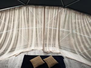 Podniebny Glamping的休息区