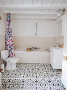 uma casa de banho com uma banheira, um WC e um lavatório. em Chaloupka Pálava em Pavlov