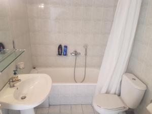 e bagno con servizi igienici, lavandino e doccia. di NN Larisa Deluxe Apartment a Larisa