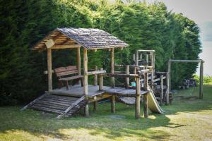 Ein Kinderspielbereich in der Unterkunft Cabañas Monte Verde