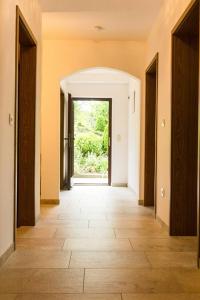 un corridoio vuoto con una porta aperta in una casa di Ferienwohnung Andrea a Riedenburg