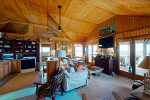 una gran sala de estar con techos de madera y una cocina. en Sho-rest, en Folly Beach