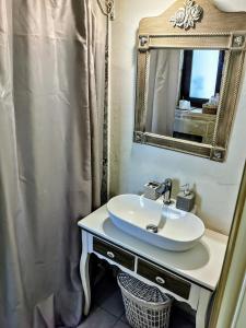 een badkamer met een wastafel en een spiegel bij Aelia in Kamilari
