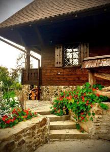 uma casa com um ramo de flores à frente dela em Садиба Остра em Shcherbovets