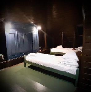 - une chambre avec 2 lits dans une chambre avec des lumières dans l'établissement Садиба Остра, à Shcherbovets