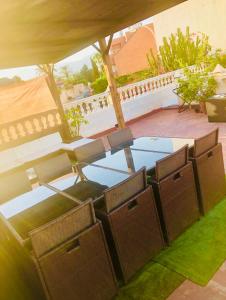 a group of chairs sitting on the grass at GRAN CASA con TERRAZA a 3 min Playa con Wifi - rodeada de servicios in Roquetas de Mar