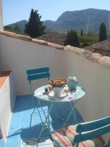 una mesa con un plato de comida en el balcón en la maison de Carol, en Le Beausset