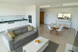 uma sala de estar com um sofá e uma mesa em Sunset Condominium em Lagos