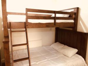 מיטה או מיטות קומותיים בחדר ב-Pacific Grove Inn