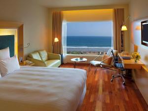 Sjónvarps- og/eða afþreyingartæki á Novotel Visakhapatnam Varun Beach