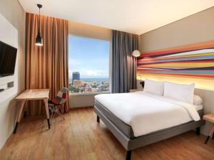 Postel nebo postele na pokoji v ubytování Ibis Styles Makassar Sam Ratulangi
