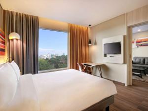 TV a/nebo společenská místnost v ubytování Ibis Styles Makassar Sam Ratulangi