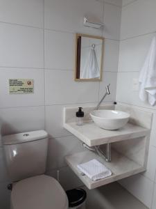 bagno bianco con lavandino e servizi igienici di Maré Zen Gamboa a Morro de São Paulo