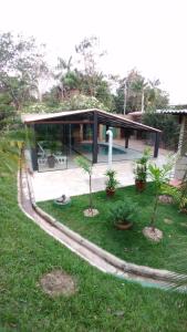 une maison avec des arbres devant elle dans l'établissement Recanto na Floresta, à Rio Branco