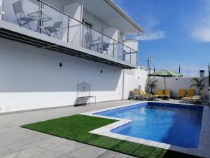 a swimming pool on the side of a building at VILLA CERRO E MAR Apartement in Moncarapacho