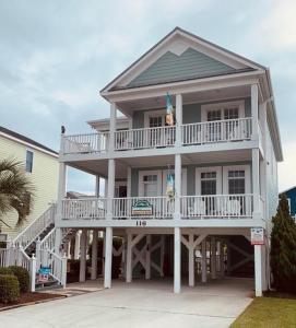 霍尔顿海滩Absolute Bliss Home的大型白色房屋设有大阳台