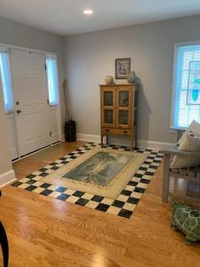 霍尔顿海滩Absolute Bliss Home的客厅,地板上设有格子地毯