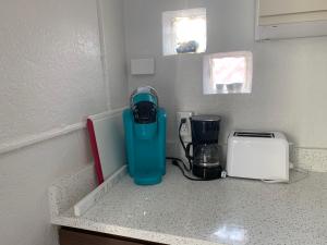encimera de cocina con licuadora y tostadora en Tides Inn on the Bay Vacation Homes, en Bradenton Beach