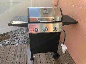 un grill assis au-dessus d'une table à côté d'un mur dans l'établissement Tides Inn on the Bay Vacation Homes, à Bradenton Beach