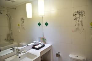 Um banheiro em Beijing Post Hotel