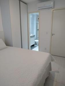 Tempat tidur dalam kamar di Flat Terreo Muro Alto Condomínio Clube com Sala Reversível para segundo quarto