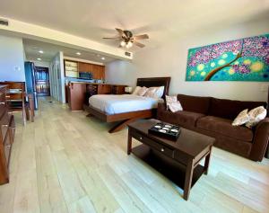 sala de estar amplia con cama y sofá en La Vista Azul Resort - Studio, en Turtle Cove