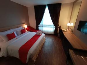 Postel nebo postele na pokoji v ubytování The Royale Krakatau