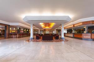 a lobby of a hotel with a table and chairs at Mercure Daventry Court Hotel in Daventry