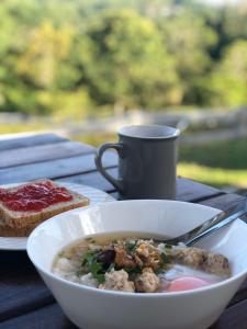 una ciotola di zuppa e un pezzo di pane su un tavolo di Baan Phu Pa Pha บ้านภูปภา a Nakhon Ratchasima Altre 15 foto