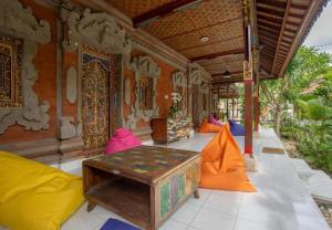 een kamer met kleurrijke meubels en een gebouw bij Nushe Hostel in Nusa Penida
