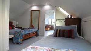 En eller flere senger på et rom på Ruru Lodge