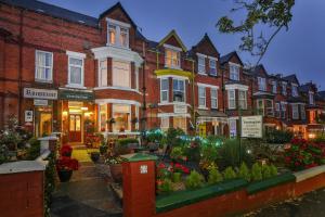 un grupo de casas con flores delante de ellas en The Kensington, en Scarborough