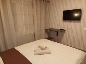 una camera da letto con un letto e due asciugamani di 1к квартира Оболонь- м.Минская и Героев Днепра a Kiev