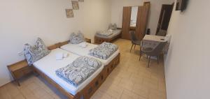 Postel nebo postele na pokoji v ubytování Penzion U Kohoutka
