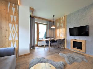 Televízia a/alebo spoločenská miestnosť v ubytovaní VIP Apartamenty VILLA MODERN