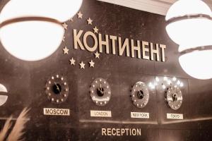 ein Radio mit den Worten "Kohlschalter" an in der Unterkunft Continent Hotel in Stawropol