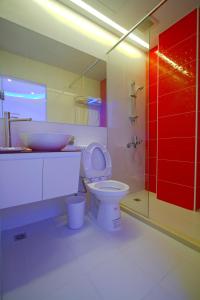 een badkamer met een toilet, een wastafel en een douche bij 澎湖寶島時尚別館 Bao Dao B&B in Hui-min-erh-ts'un