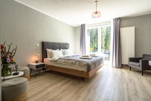 ein Schlafzimmer mit einem Bett und einem großen Fenster in der Unterkunft stuub langenbach in Titisee-Neustadt