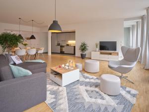 ein Wohnzimmer mit einem Sofa und einem Tisch in der Unterkunft OfficeWerft Business-Apartments in Luzern