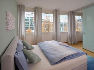 Una cama o camas en una habitación de OfficeWerft Business-Apartments