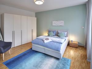 Una cama o camas en una habitación de OfficeWerft Business-Apartments