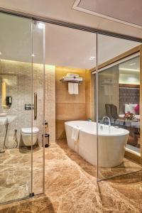 Koupelna v ubytování Grand Chennai by GRT Hotels
