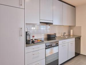 Una cocina o cocineta en OfficeWerft Business-Apartments